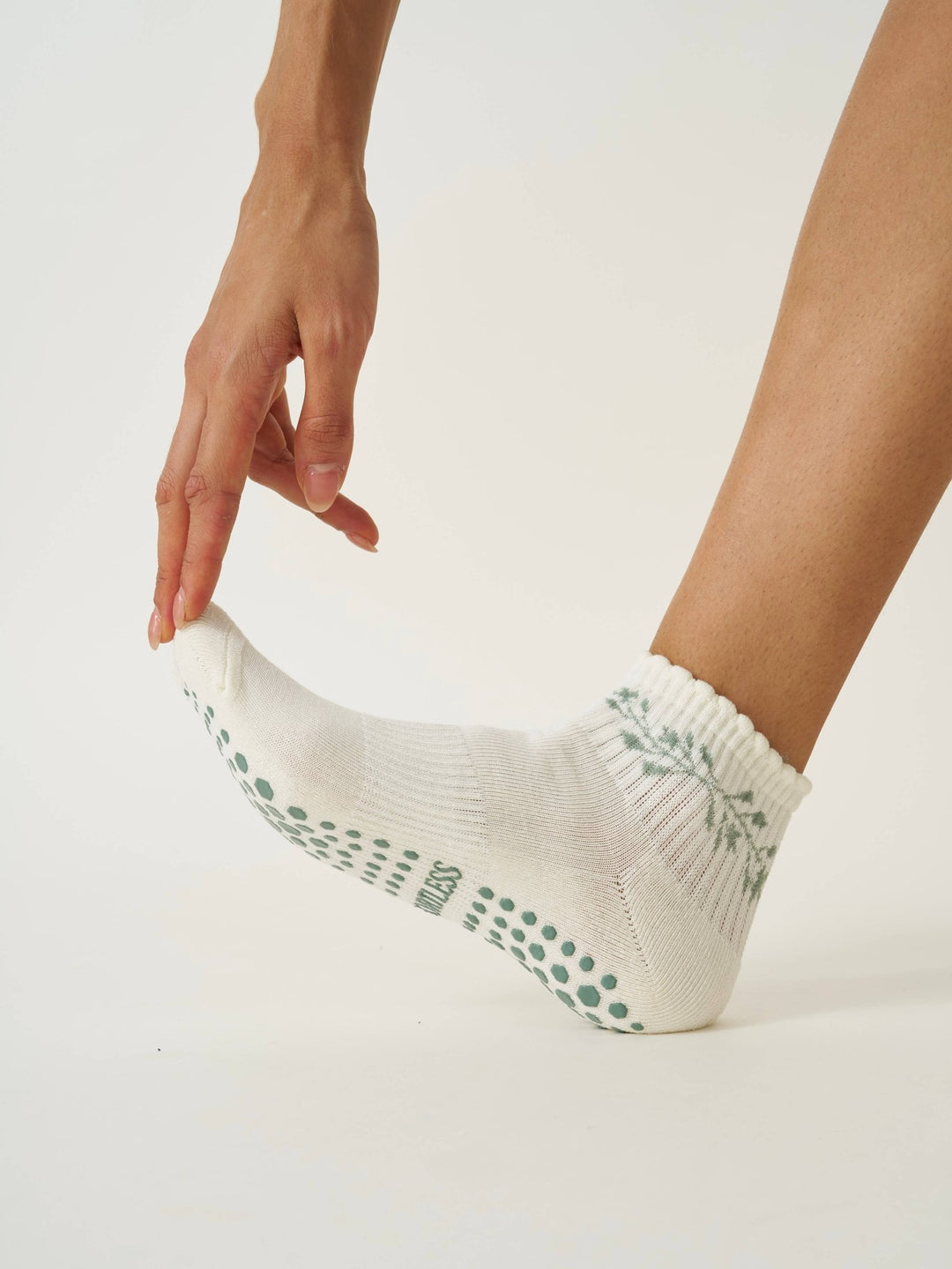 🎄 Cropped Crew Garland Grip Sock | Pilates Socks - Echo Market