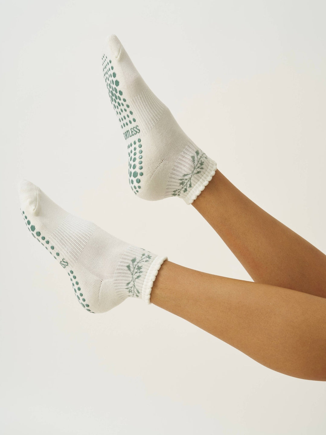🎄 Cropped Crew Garland Grip Sock | Pilates Socks - Echo Market