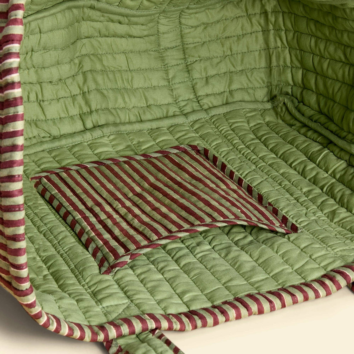 the inside of the yonder quilted carry all bag