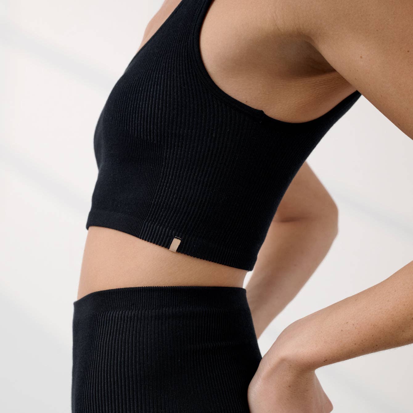 Seamless Modal Flow Cropped Tank | Immersed Black - Echo Market